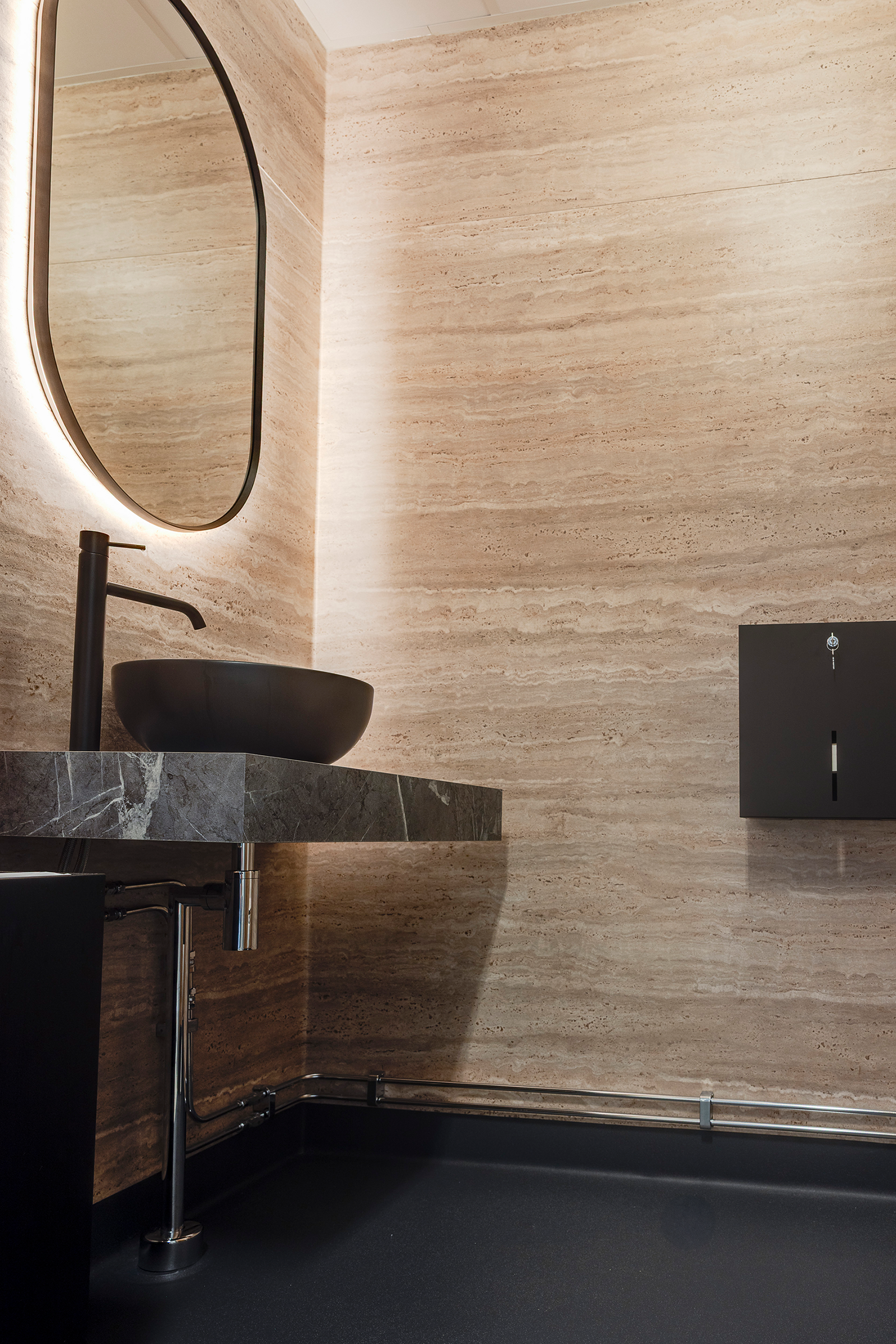 Vägg Onyx + Travertine Natural, Golv Surestep Laguna Lava, våtrumsvinyl, Forbo