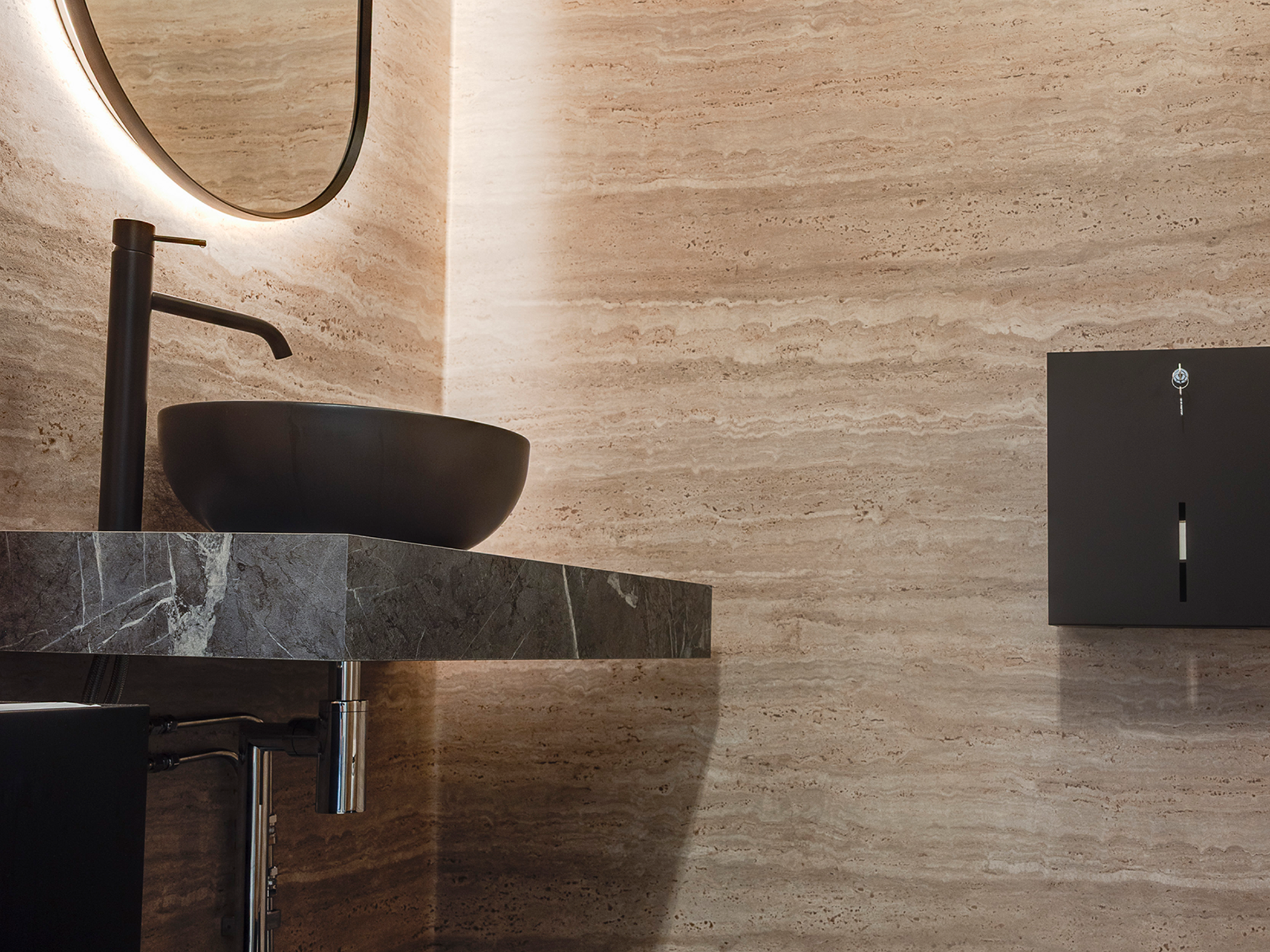 Vägg Onyx + Travertine Natural, Golv Surestep Laguna Lava, våtrumsvinyl, Forbo